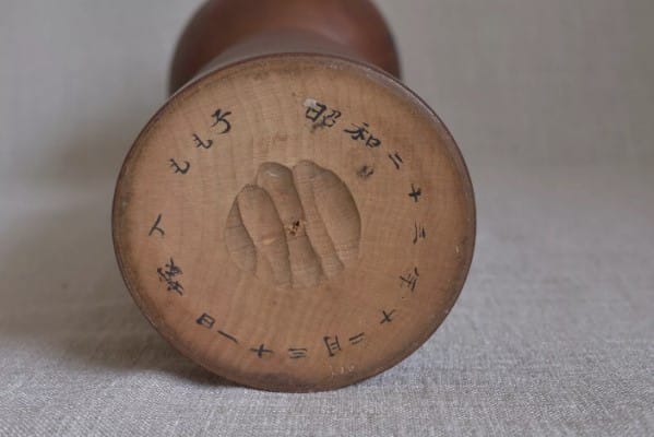 Kokeshi tradizionale in stile Yamagata, base.